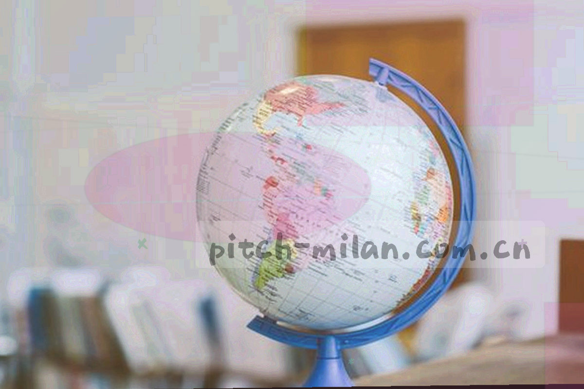 灯光下的足球场全景，草地中央带有坐标标注与战术网格线